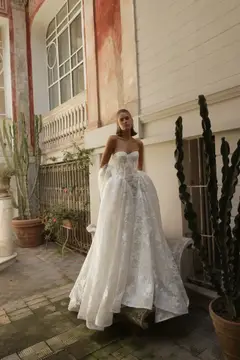 Lace Sweetheart Nec Ball Gown with Veil — SW184 Ivory wedding dress, close-up detail