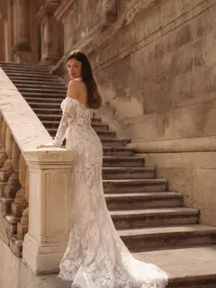Sweetheart Neckline Sheer Lace Mermaid with Veil — SW171 Ivory wedding dress, close-up detail